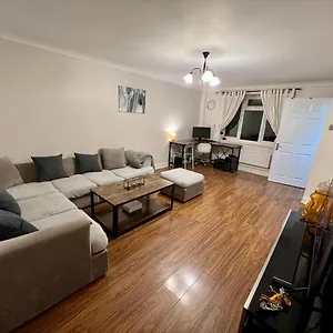 Entire 3 Bedroom End Of Terrace House! Thamesmead (Greater London)